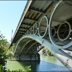 El Puente de Triana. La unión de las dos Sevillas.