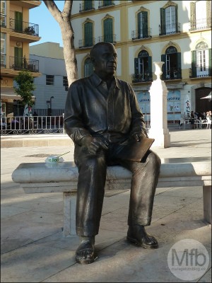 Picasso frente a su casa